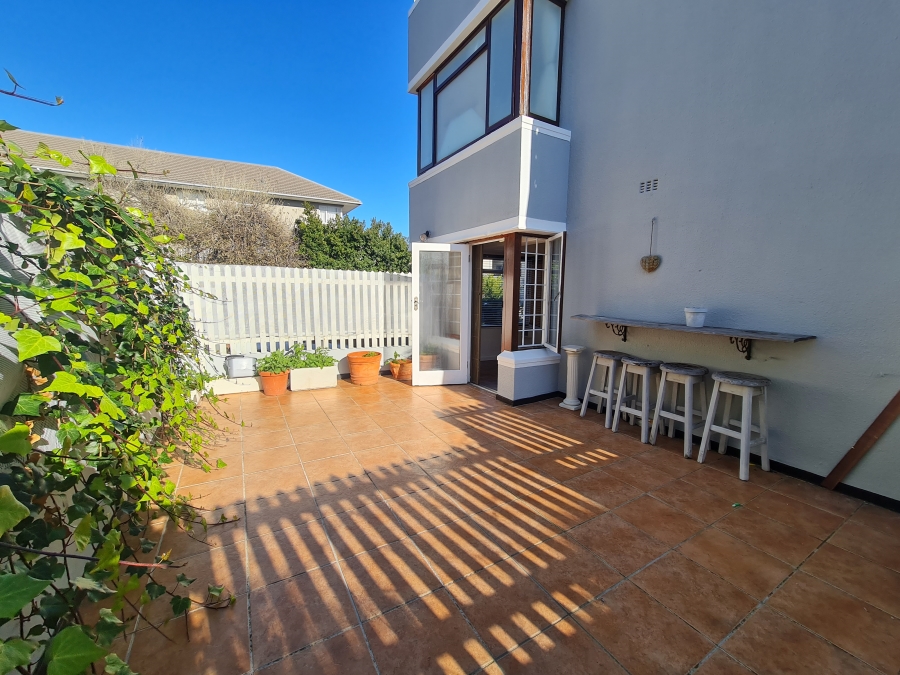 To Let 2 Bedroom Property for Rent in Bantry Bay Western Cape